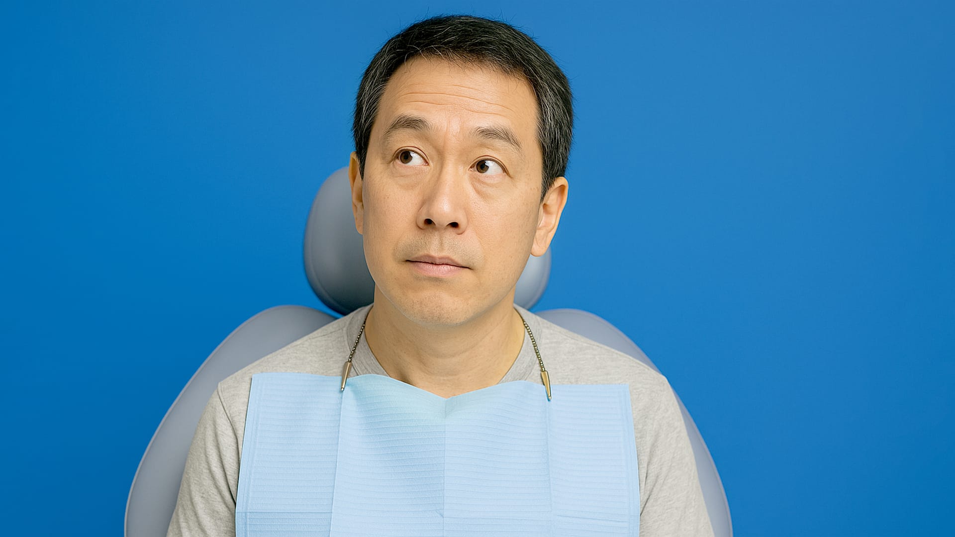 당뇨환자가 임플란트가 가능한지 공금한 표정을 짓고 있는 이미지