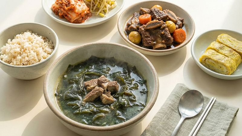 Image of a well-prepared meal with seaweed soup, known to be good for thyroid health.
