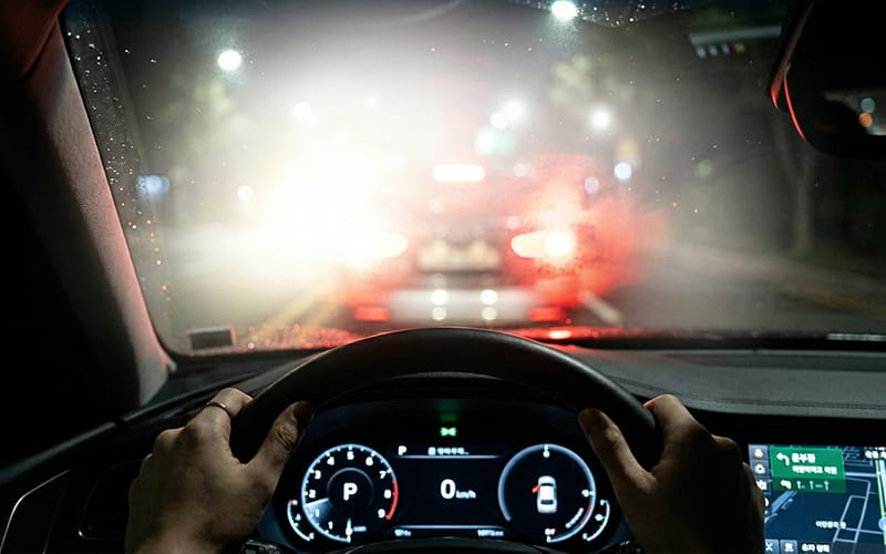 夜に見えにくくなる理由｜夜間運転を妨げる白内障のサイン