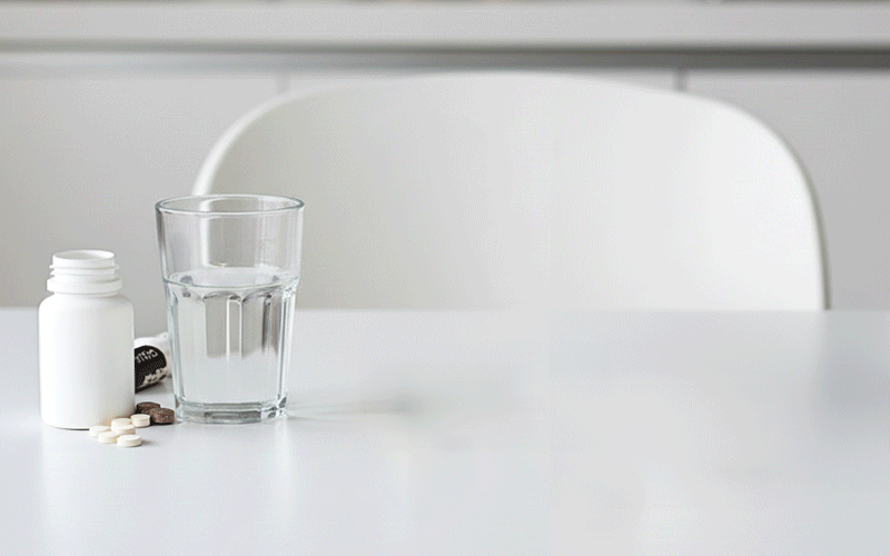  A visual representation showing a required time gap between a thyroid hormone medication bottle and drinks like soy milk or coffee.